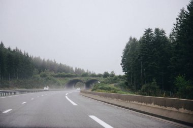 Yağmurlu günde karayolu üzerinde otomobil