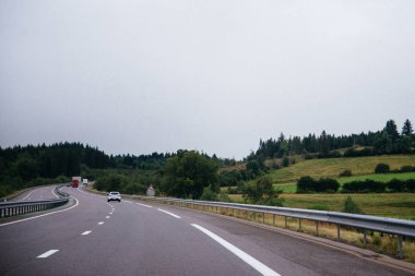 karayolu üzerinde araç