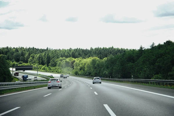 Coche en carretera — Foto de Stock