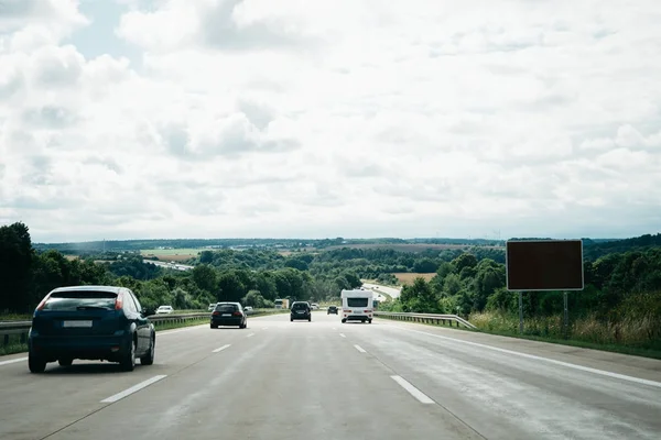 Автомобили на шоссе — стоковое фото