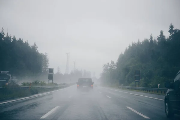 滑高速公路上的汽车 — 图库照片