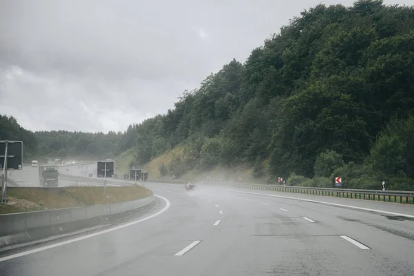 雨天有车的滑高速公路 — 图库照片