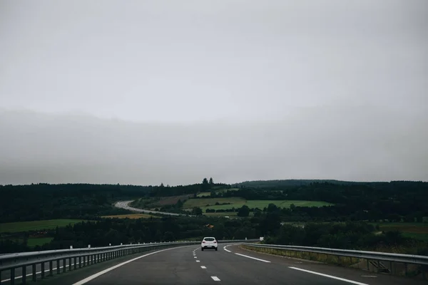 Coche en carretera —  Fotos de Stock