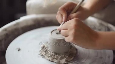 Eller seramik Sanat Atölyesi tekerleğinde kil ile çalışma