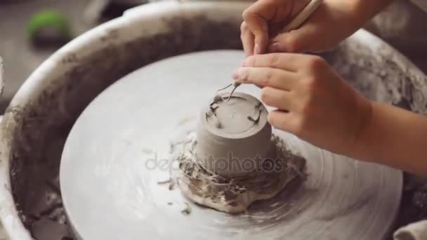 女性の手のアート スタジオで陶芸粘土で取り組んで — ストック動画