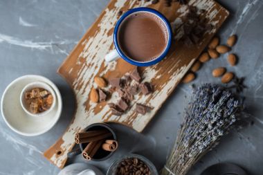 sıcak kakao bir fincan