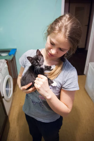 Vrouw met leuk zwart katje — Stockfoto