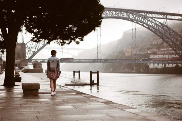 Mujer viajando en Portugal — Foto de Stock