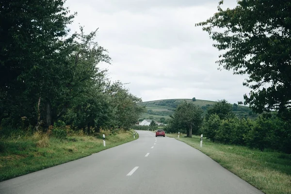 Route asphaltée avec voiture rouge — Photo