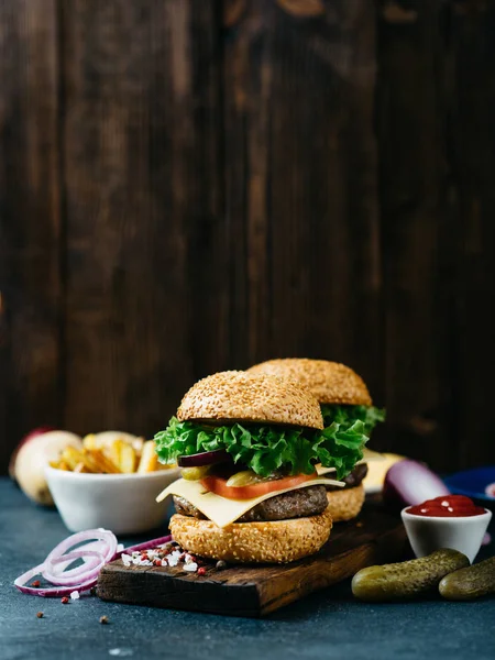 Delicioso hambúrguer caseiro fresco — Fotografia de Stock