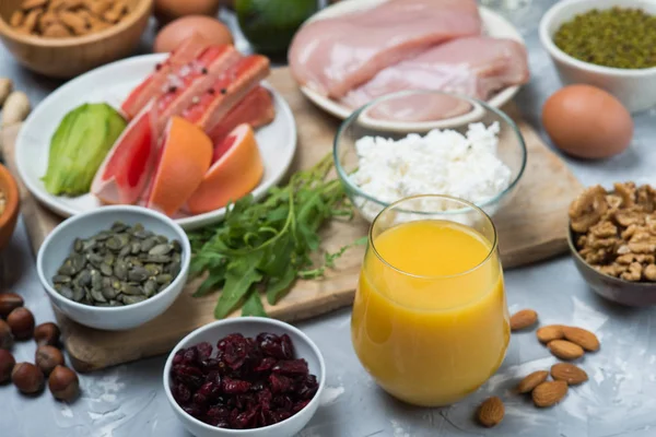 Jugo de naranja contra el fondo alimentario de origen proteico — Foto de Stock