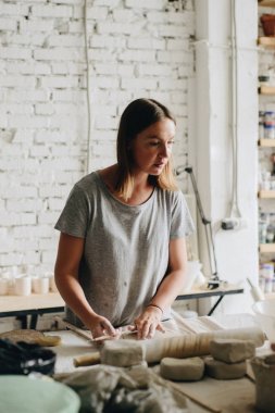 çanak çömlek stüdyoda çalışan kadın