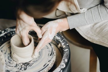 Potter kil ile tekerlek üzerinde çalışma