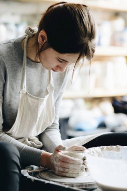 Potter kil ile tekerlek üzerinde çalışma