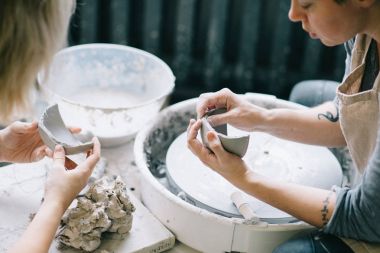 çanak çömlek stüdyoda çalışan kadın