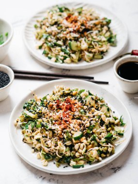 Mung fasulye filizi salatası 