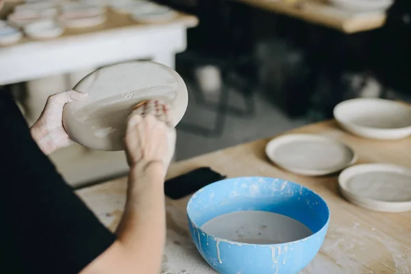 Woman Working At Pottery Studio — Stock Photo, Image