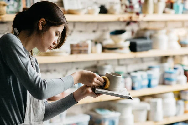 Mujer que trabaja en el estudio de cerámica — Foto de Stock