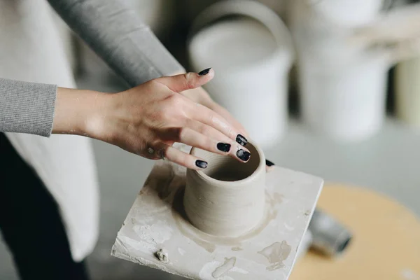 Mujer que trabaja en el estudio de cerámica — Foto de Stock