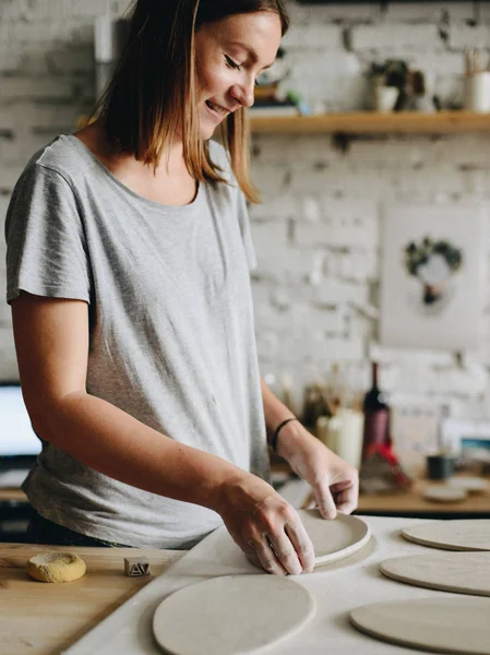 Woman Working At Pottery Studio — Stock Photo, Image