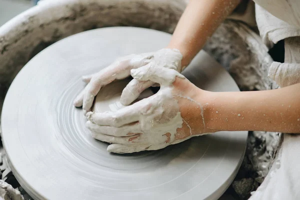 Potter trabalhando com argila na roda — Fotografia de Stock