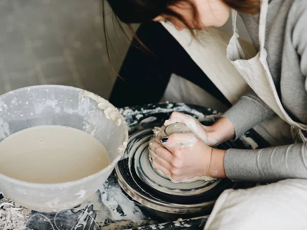 Töpfer arbeitet mit Ton am Rad — Stockfoto