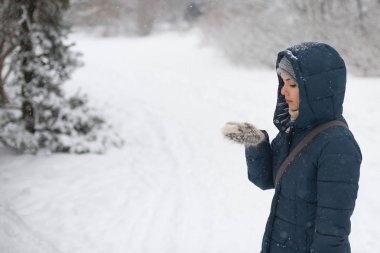 mujer que camina en el parque de invierno