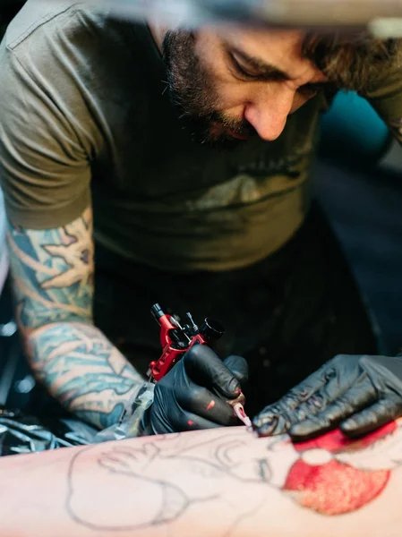 Att göra en tatuering — Stockfoto