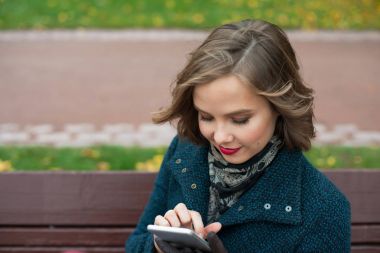 bir akıllı telefon kullanan kadın