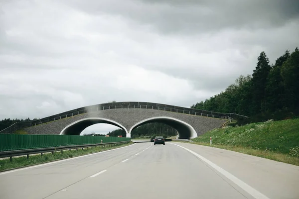 Estrada de asfalto com carros — Fotografia de Stock