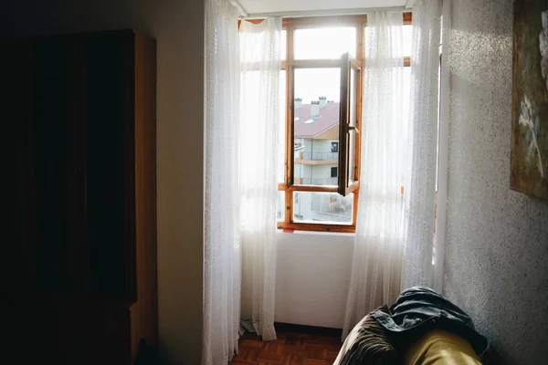 Ventana de madera abierta con cortinas blancas —  Fotos de Stock