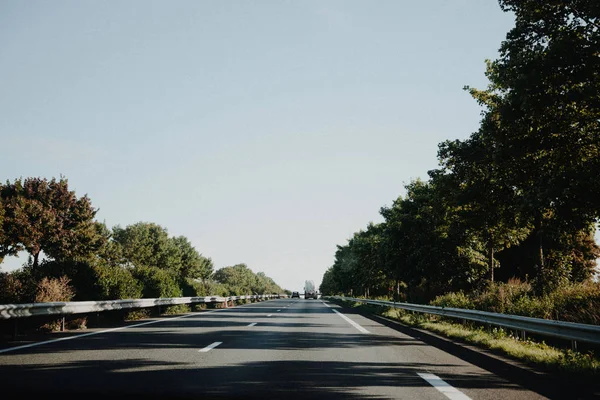 Auto op de snelweg — Stockfoto