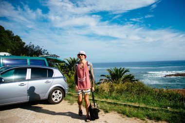 Atlantik Okyanusu kıyısında mutlu genç adam 