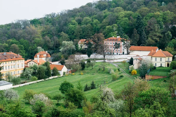 Blommande trädgårdar på våren i Prag — Stockfoto