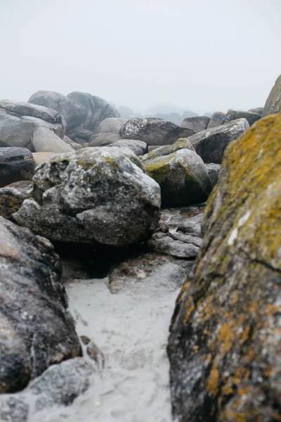 Kustlinjen landskap med stora stenar i dimma — Stockfoto