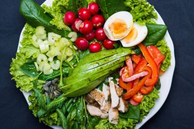 Ispanak, avokado ve tavuk taze sağlıklı salata 