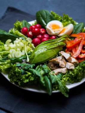 Ispanak, avokado ve tavuk taze sağlıklı salata 