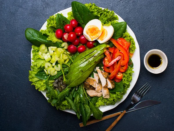 新鲜健康沙拉配菠菜, 鳄梨和鸡肉 — 图库照片