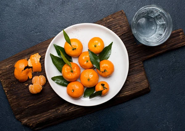 Mandarin-levelek a tányéron — Stock Fotó