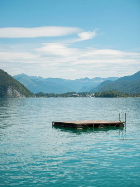 Píer vazio flutuando no lago Attersee — Fotografia de Stock