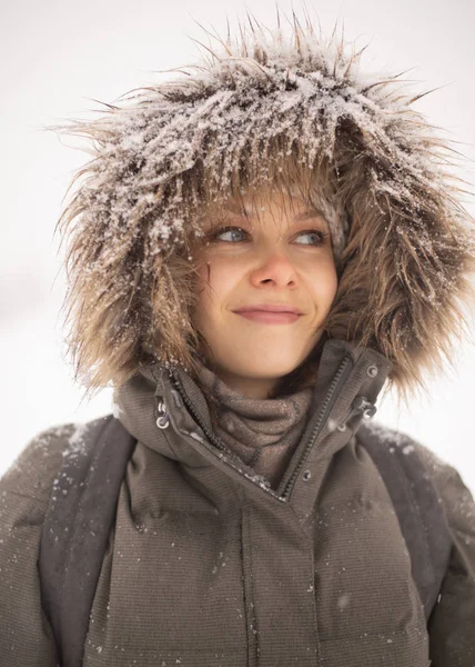Kvinna stående utomhus under snöfall — Stockfoto