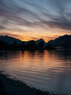 Gün batımında dağların üzerinden göl manzarası, Salzkammergut, Avusturya