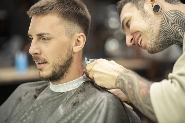 Barbiere Con Rasoio Elettrico Mentre Fornisce Taglio Capelli Cliente Maschile — Foto Stock