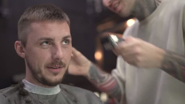 Barbeiro Usando Navalha Elétrica Fornecer Corte Cabelo Para Cliente Masculino — Vídeo de Stock