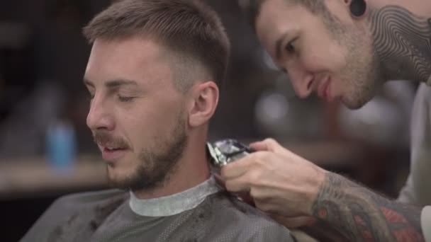 Friseur Benutzt Rasiermesser Während Männlichen Kunden Beim Friseur Eine Frisur — Stockvideo