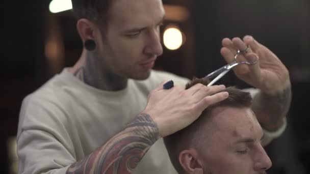 理髪店で男性の顧客にヘアカットを提供する理髪店 — ストック動画