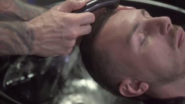 Haarstyliste Wassen Haar Voordat Begint Een Kapsel Salon — Stockvideo