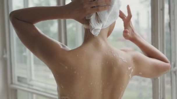 Mujer Tomando Una Ducha Baño — Vídeos de Stock