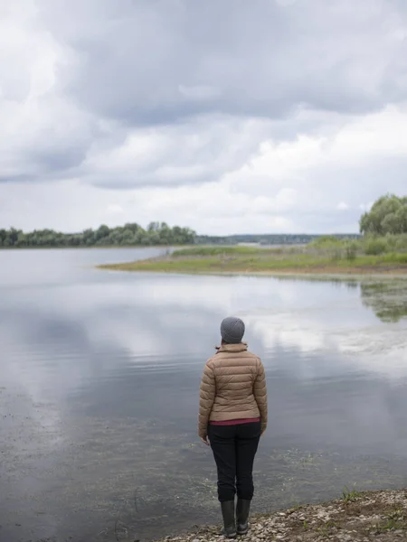 Γυναίκα Στέκεται Στην Όχθη Του Ποταμού Κοιτάζοντας Νερό — Φωτογραφία Αρχείου