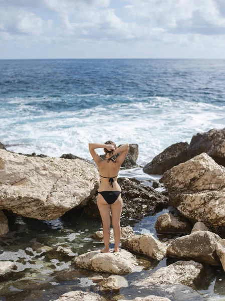 Žena Plavkách Stojí Břehu Moře Užívá Slunečného Dne — Stock fotografie